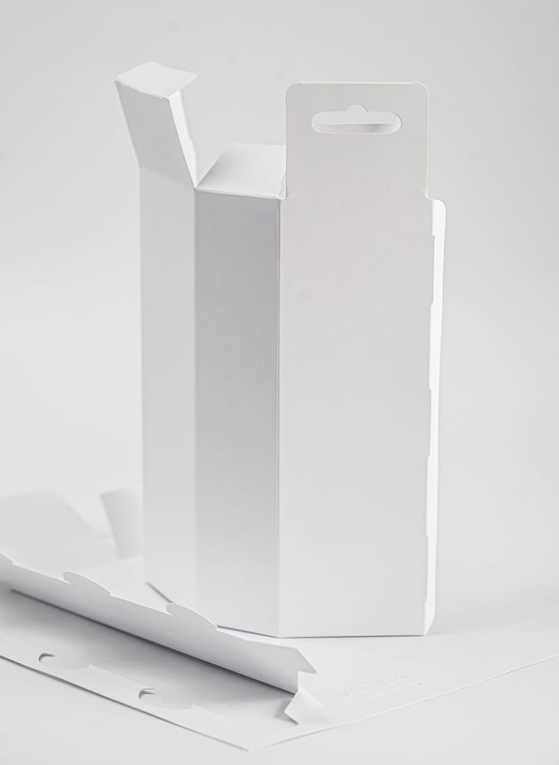 Caja alargada Modelo 04 montada en cartulina blanca, con pestaña para colgar