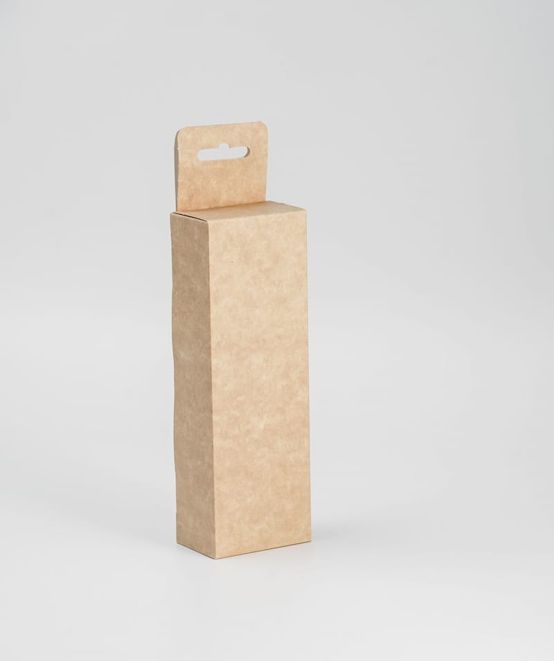 Caja alargada Modelo 13 montada en cartulina kraft, con pestaña para colgar