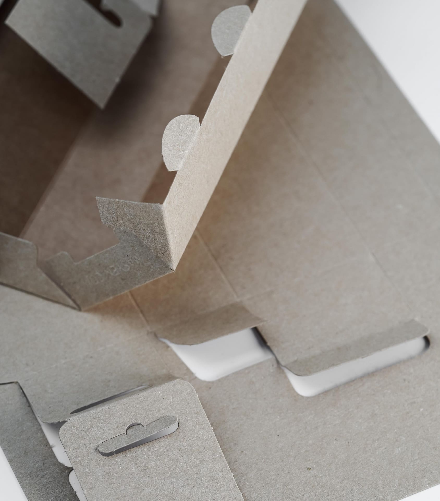 Cajas personalizadas montadas sobre cartulina pretroquelada — el mismo sistema sirve para adaptar el diseño a la Navidad