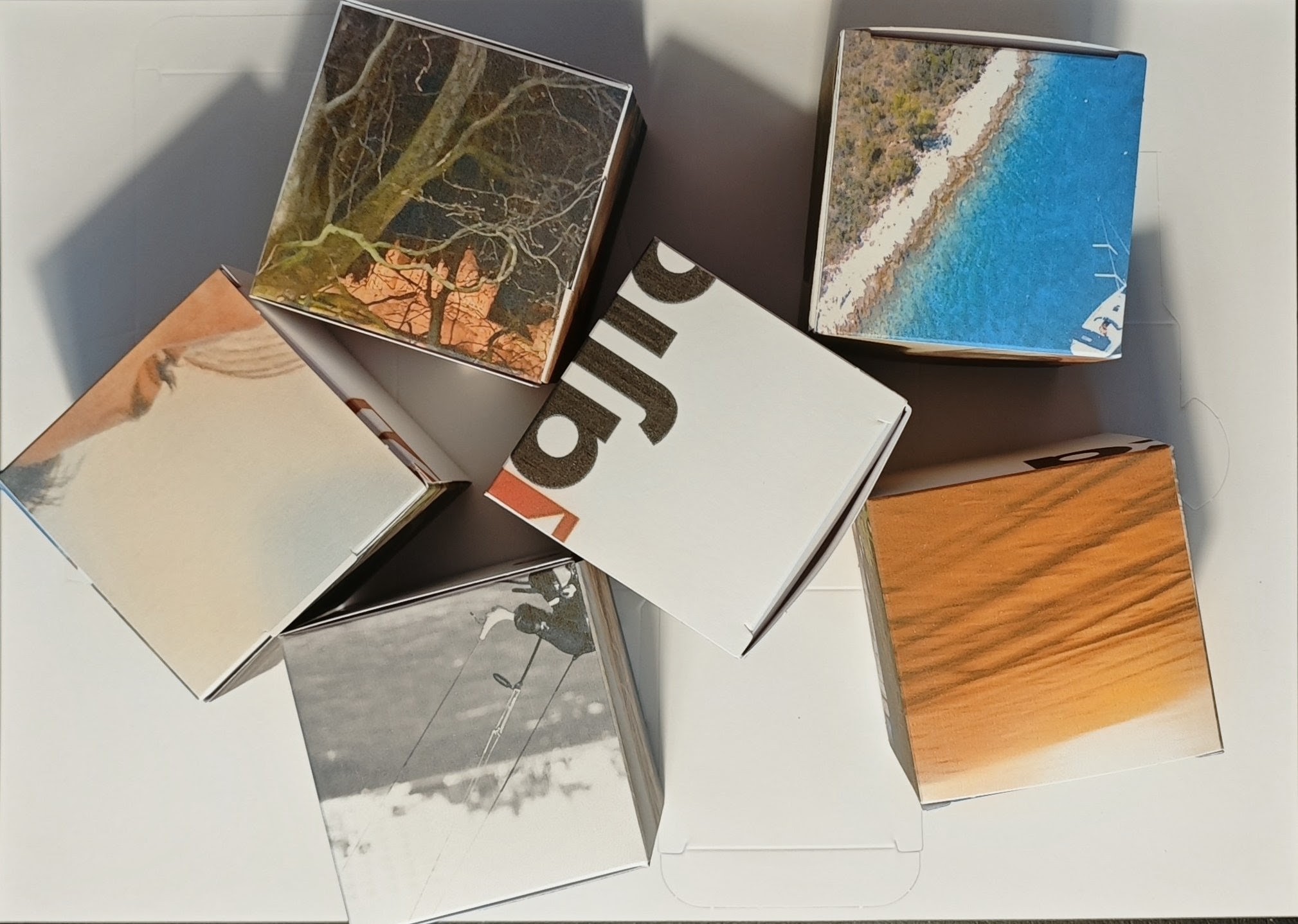 Las seis cajas del puzzle Kajica ya montadas y mezcladas, antes de ordenarlas por la misma cara